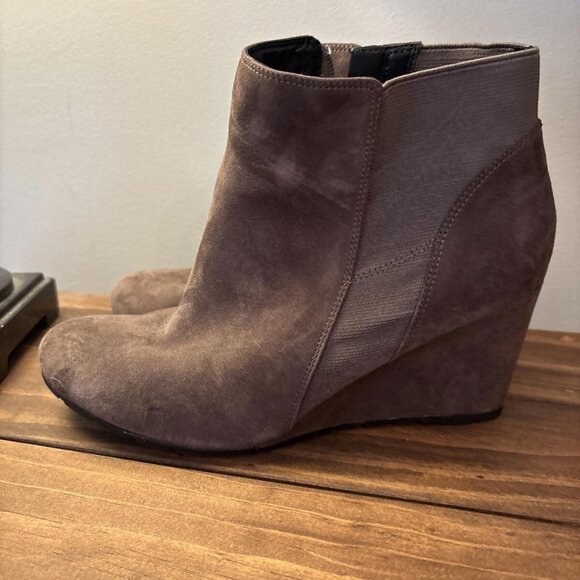 Clarks Brown Suede Leather High Wedge Heel Lace Up Ankle Boots Sz 8.5M. Casual - Picture 3 of 8
